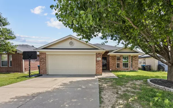 704 Buffalo Springs Dr, Fort Worth, TX 76140-5733