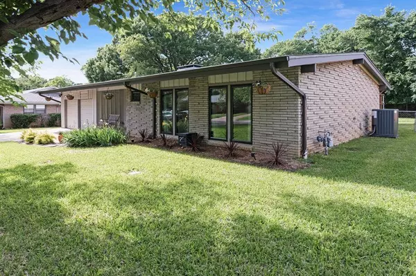 405 Martin Lane, Euless, TX 76040