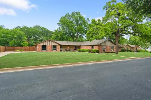 532 Holder Drive, Hurst, TX 76053