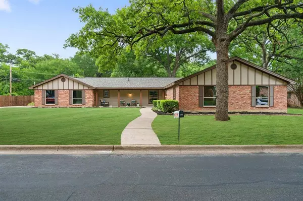 532 Holder Drive, Hurst, TX 76053