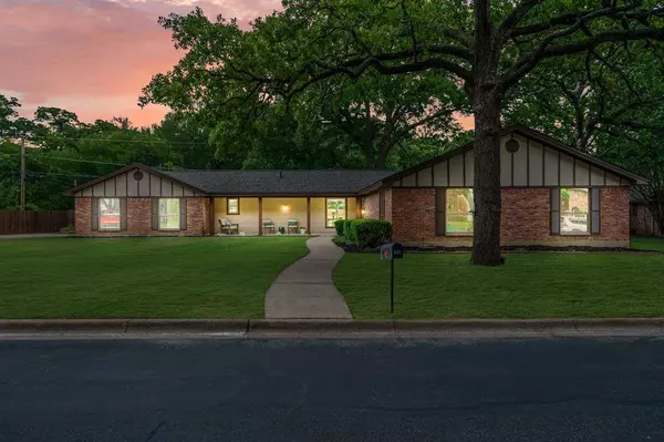 532 Holder Drive, Hurst, TX 76053