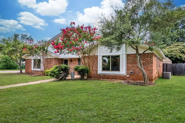 5501 Wood View Street, North Richland Hills, TX 76180