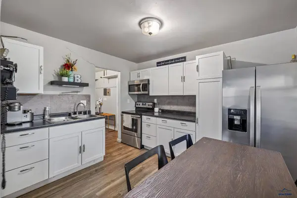 424 Robbins Dr, Rapid City, SD 57701