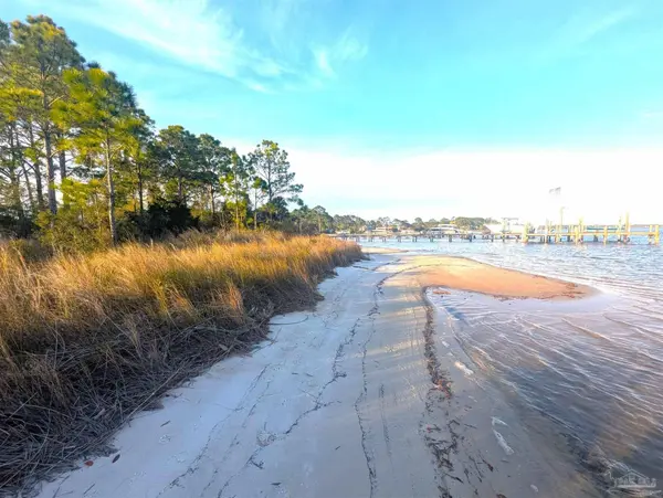 2564 Gulf Breeze Ave, Pensacola, FL 32507