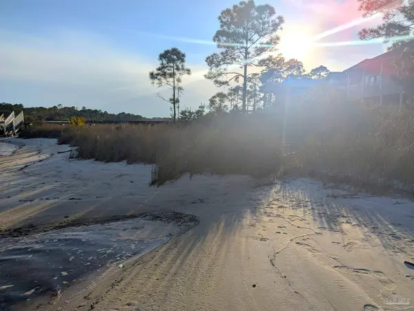 2564 Gulf Breeze Ave, Pensacola, FL 32507