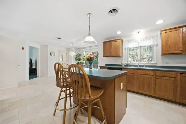 92 Ocean Hill Dr, Kingston, MA 02364
