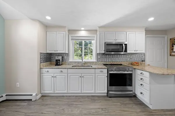 18 Pleasant Wood Dr, Sandwich, MA 02563