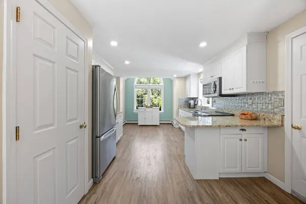 18 Pleasant Wood Dr, Sandwich, MA 02563