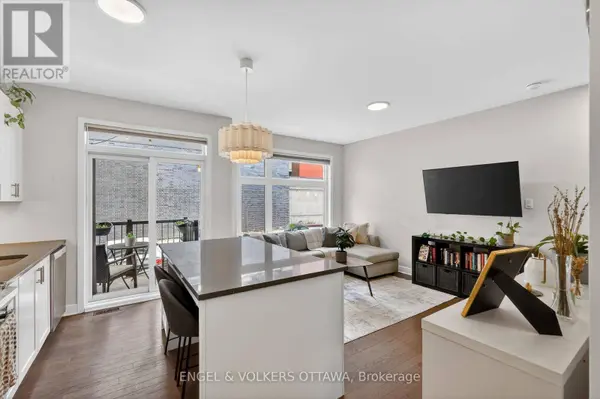 192 Forward AVE #A, Ottawa, ON K1Y4H2
