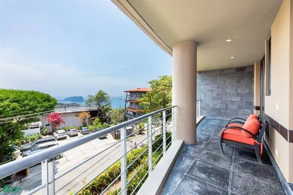 Los Altos Luxury Penthouse,