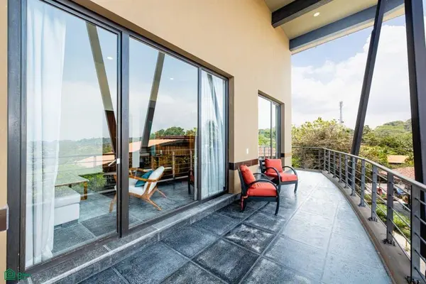 Los Altos Luxury Penthouse,