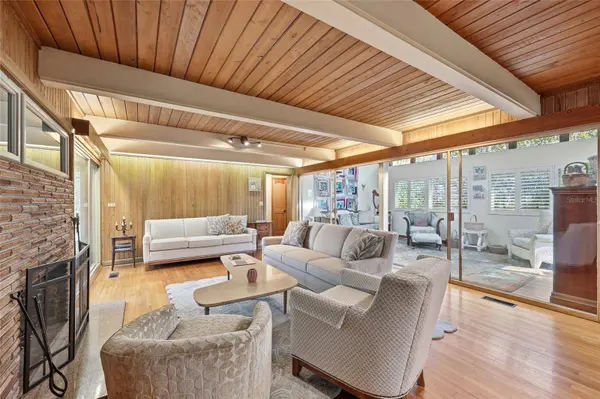 2074 NW 11TH RD, Gainesville, FL 32605