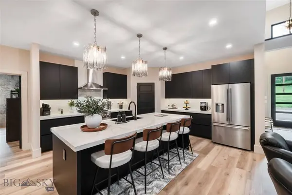 40 Cliff Manor LN, Gallatin Gateway, MT 59730