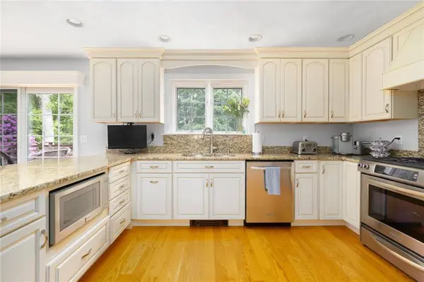 52 Eagle Nest DR, Lincoln, RI 02865