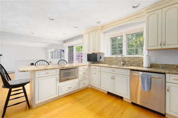 52 Eagle Nest DR, Lincoln, RI 02865