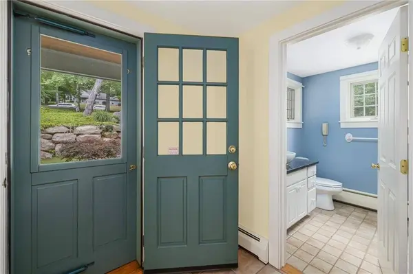 184 Field Stone LN, Tiverton, RI 02878