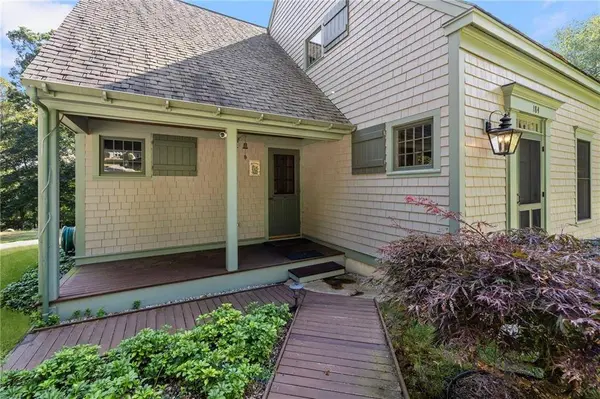 184 Field Stone LN, Tiverton, RI 02878