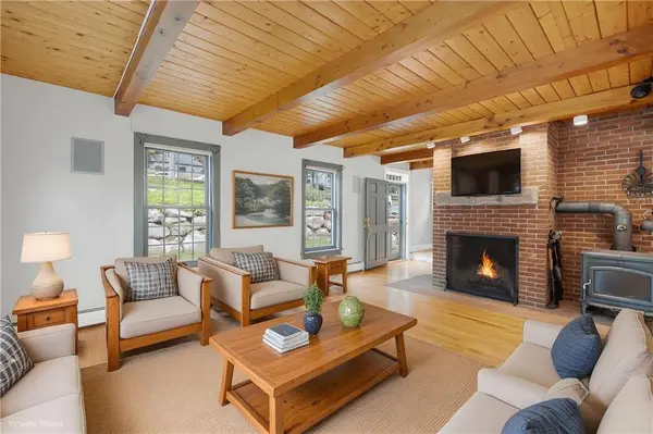 184 Field Stone LN, Tiverton, RI 02878