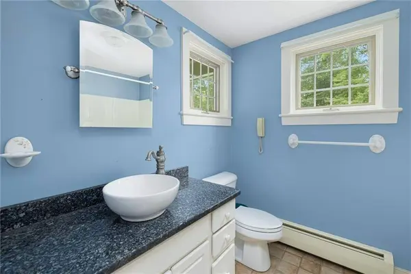 184 Field Stone LN, Tiverton, RI 02878