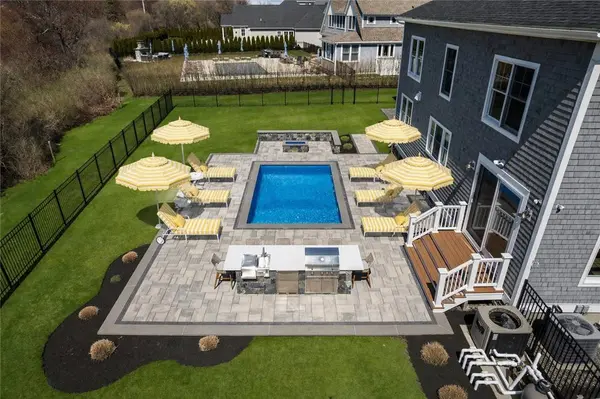 1046 Ocean RD, Narragansett, RI 02882