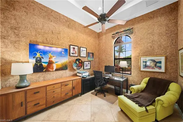 6477 Costa CIR, Naples, FL 34113