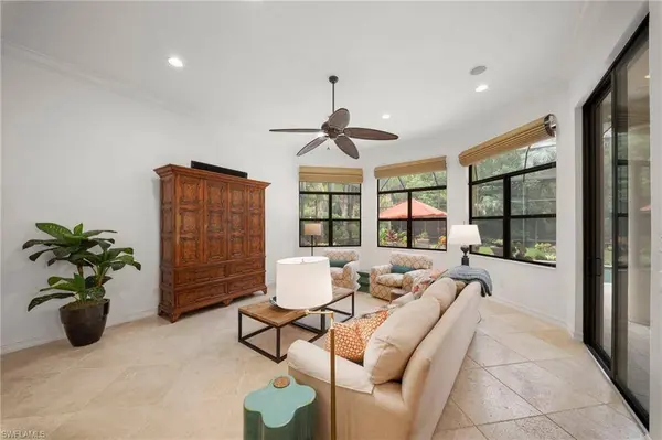 6477 Costa CIR, Naples, FL 34113