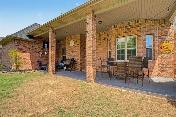 985 Aylesbury Ln, Cave Springs, AR 72718