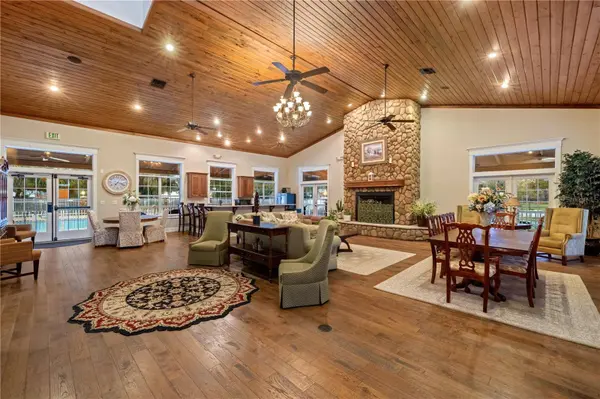 9260 EMILY DR, Fanning Springs, FL 32693