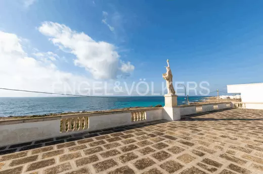  with nature, just minutes from the enchanting beaches of Gallipoli, one of the most fascinating destinations in Salento