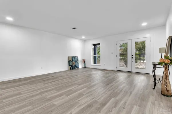 4044 Elmcrest Dr, Pensacola, FL 32504