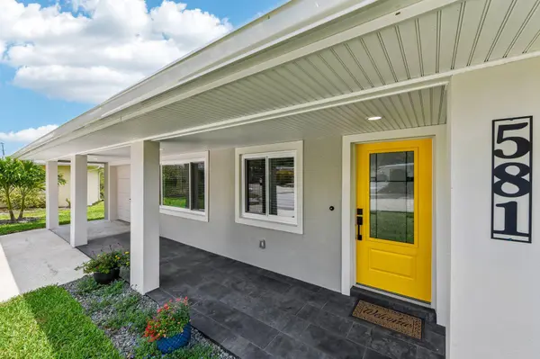 581 Hillside CT, Melbourne, FL 32935