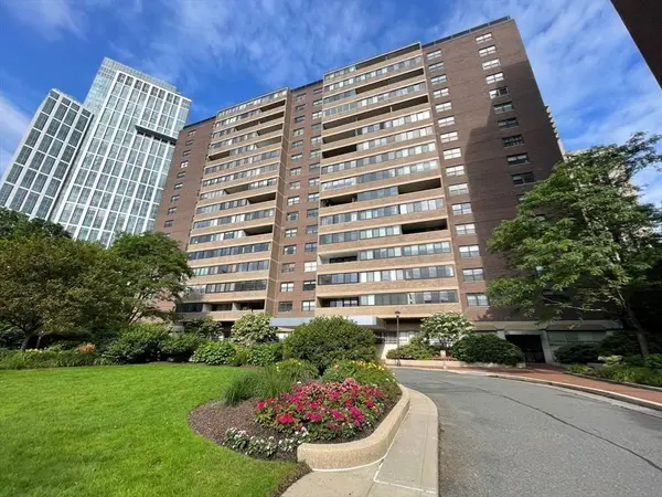 9 Hawthorne Place #12F, Boston, MA 02114