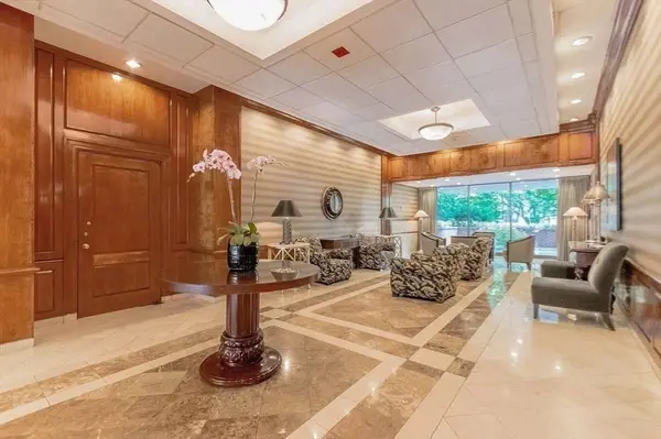 9 Hawthorne Place #12F, Boston, MA 02114