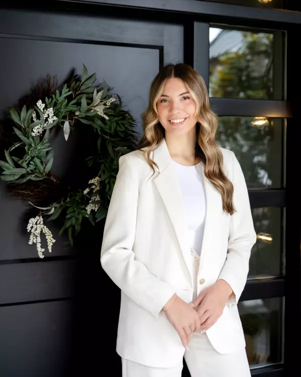 Kate-Paterson-Creative-Branding-Realtor-Business-Photographer-Headshots-Langley-Olivia-21