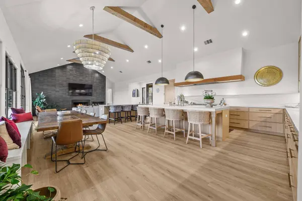 107 W Lakeshore DR, Dripping Springs, TX 78620