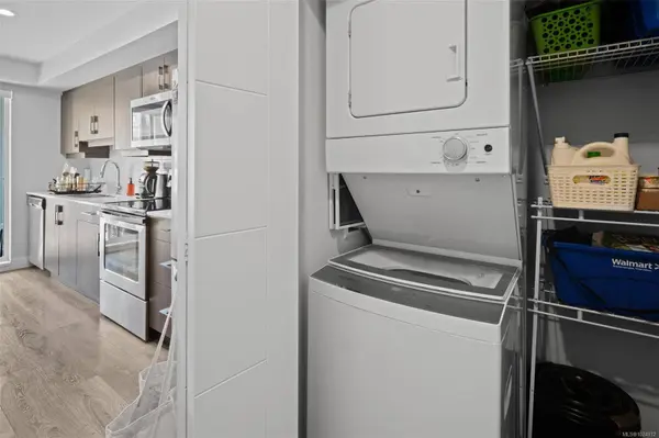 826 Esquimalt Rd #403, Esquimalt, BC V9A 3M4