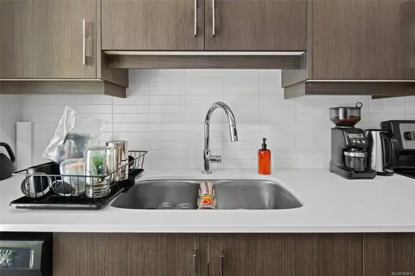 826 Esquimalt Rd #403, Esquimalt, BC V9A 3M4