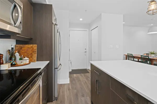 826 Esquimalt Rd #403, Esquimalt, BC V9A 3M4