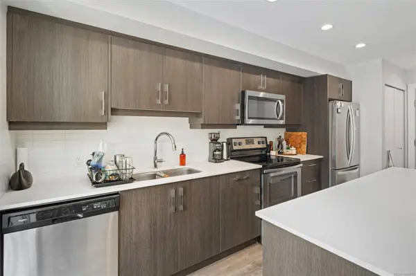 826 Esquimalt Rd #403, Esquimalt, BC V9A 3M4