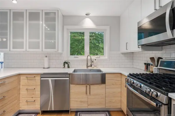 335 Damon Dr, View Royal, BC V9B 5G5