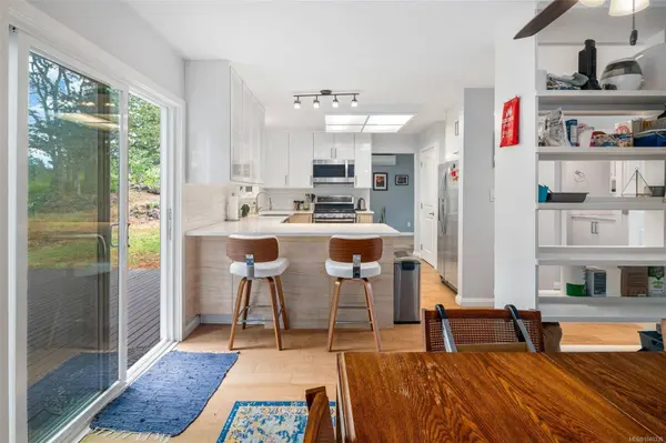 335 Damon Dr, View Royal, BC V9B 5G5