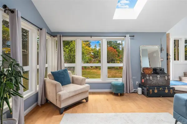 335 Damon Dr, View Royal, BC V9B 5G5