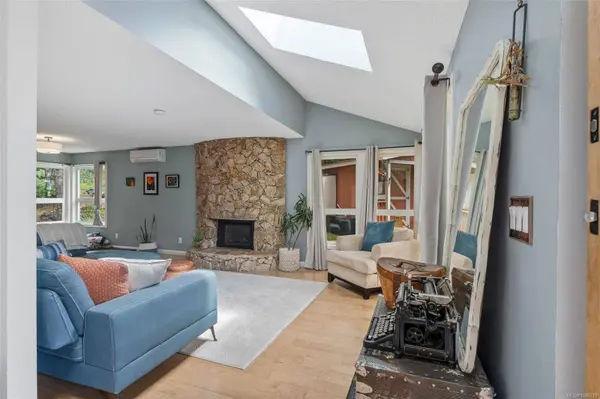 335 Damon Dr, View Royal, BC V9B 5G5