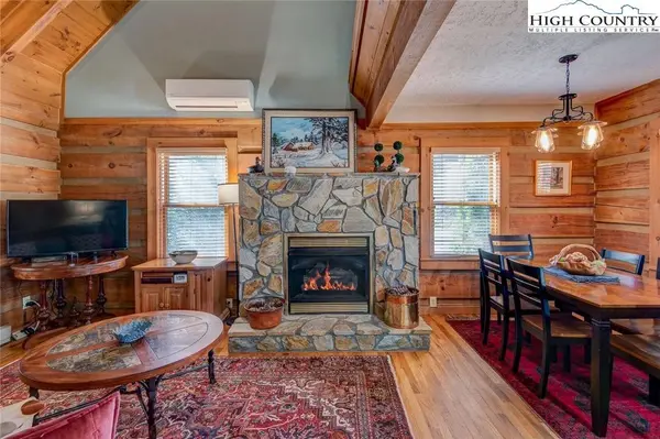 200 Apple Ridge LN, Blowing Rock, NC 28605