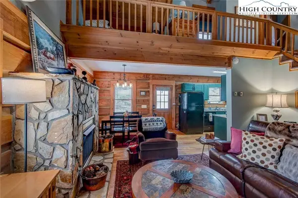 200 Apple Ridge LN, Blowing Rock, NC 28605