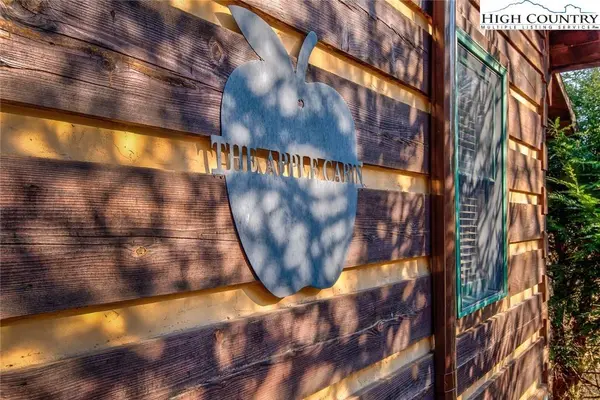 200 Apple Ridge LN, Blowing Rock, NC 28605