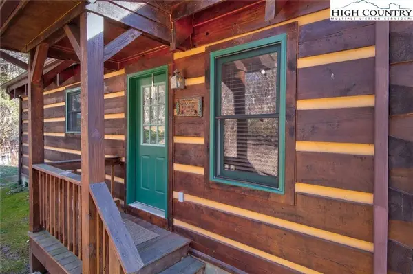 200 Apple Ridge LN, Blowing Rock, NC 28605