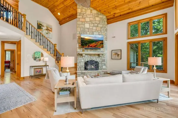 35 Crestview LN, Banner Elk, NC 28604