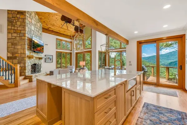 35 Crestview LN, Banner Elk, NC 28604