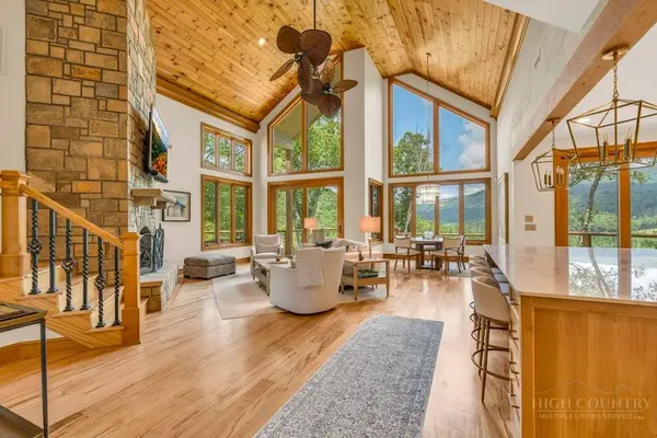 35 Crestview LN, Banner Elk, NC 28604